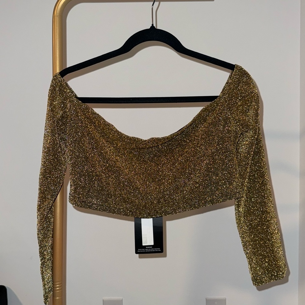 New never worn, love this top but never found the occasion to wear it.